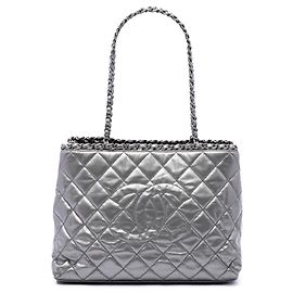 Borsa Chanel Small Quilted Metallic Aged Calfskin Chain Me Tote Argento