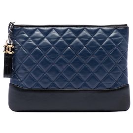 Clutch Chanel Gabrielle O Case Medium in vitello invecchiato blu