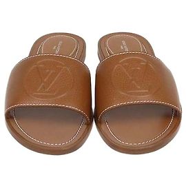 Louis Vuitton Lock It Flache Sandalen aus braunem Leder
