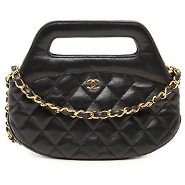 Bolso redondo Chanel Black CC Quilted Lambskin con asa superior