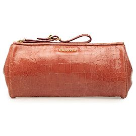 Pochette Miu Miu Saint Cocco Lux in vernice effetto coccodrillo rosa