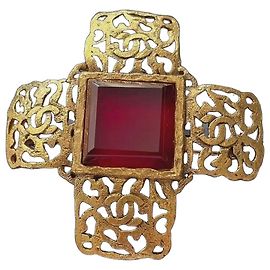 Spilla Croce Chanel Gripoix in Vetro Rosso e Ottone