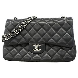 Bolsa de ombro Chanel em pele de cordeiro preta