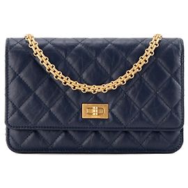 CHANEL - Wallet On Chain 2.55 Chanel Schultertasche aus blauem marineblauem gecrashtem Leder