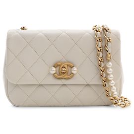 Borsa a tracolla Chanel Mini in vitello lucido matelassé bianca con perle sul lembo laterale
