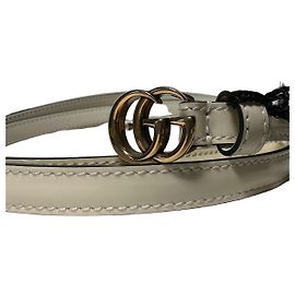 Gucci – Schmaler Gürtel aus Lackleder in Elfenbein mit GG-Schnalle – Größe 95