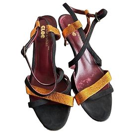 Karine Arabian sandali con tacco in pelle nera e oro