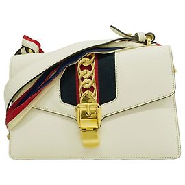 Gucci Schultertasche aus Leder in Elfenbein