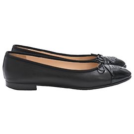 Ballerine Chanel CC con punta arrotondata in pelle nera