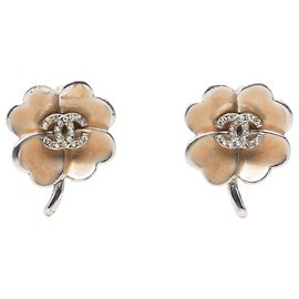 Boucles d'oreilles clips Chanel CC en émail et strass motif trèfle argentées
