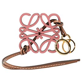 Porta-chaves e pingente de mala Anagram em pele castanha LOEWE