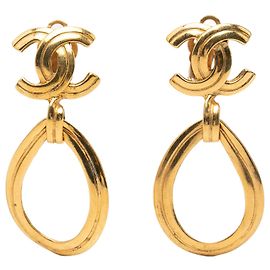 Brincos de clip pendentes Chanel CC banhados a ouro