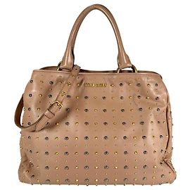 Bolso con tachuelas Miu Miu en Pink Beige