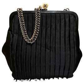 Borsa a tracolla Chanel 2006 in raso plissettato con chiusura a telaio, catena di perle e frange