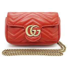 Gucci Borsa a tracolla Super Mini GG Marmont in pelle matelassé rossa con catena