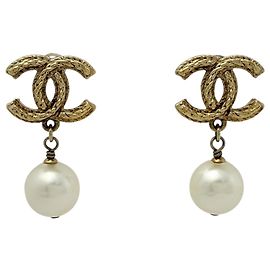 Chanel vergoldete Stecker-Ohrringe mit Kunstperle