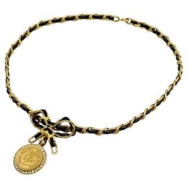 Collar Chanel chapado en oro con detalles de cuero y strass