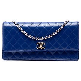 Clutch Chanel Blue CC in pelle di agnello matelassé East West con catena