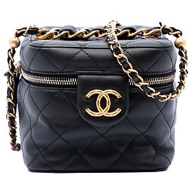 Beauty case Chanel in vitello matelassé nero con CC e catena