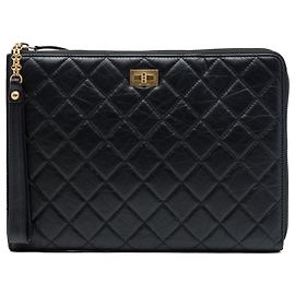 Pouch Chanel Reissue 2.55 con manico in pelle di vitello invecchiata matelassé nera Medium