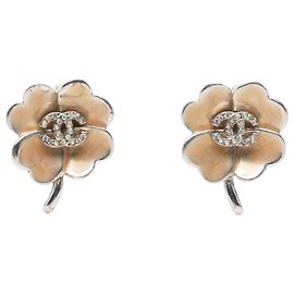 Chanel Silver CC Clip-On-Ohrringe aus emailliertem Messing und Strass in Kleeblatt-Form