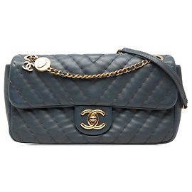 Borsa a tracolla Chanel Medium Chevron in vitello con medaglione, Single Flap, Blu