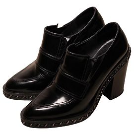 Chanel Mocassini con tacco in pelle nera con catena