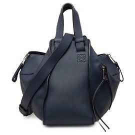 LOEWE Hammock Tasche Klein aus blauem genarbtem Kalbsleder