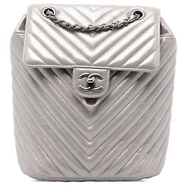 Zaino Chanel Urban Spirit Small in pelle di vitello iridescente grigia con motivo Chevron