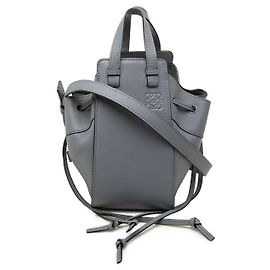 LOEWE Mini Hammock Satchel aus grauem genarbtem Kalbsleder mit Kordzug