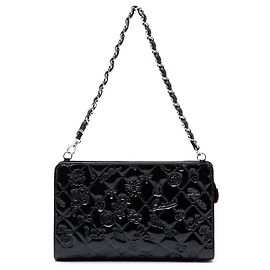 Chanel Pochette aus schwarzem gestepptem Lackleder mit geprägten Glückssymbolen