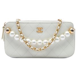 Clutch Chanel White CC Quilted Goatskin Chic Pearls Double Zip con Catena
