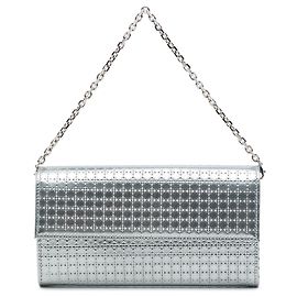 Portefeuille à chaîne Lady Dior Croisiere Dior en cuir verni métallisé argenté Microcannage