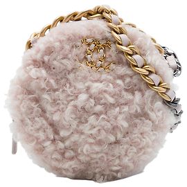Clutch rotonda Chanel 19 in shearling rosa con catena