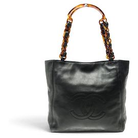 BOLSA DE COMPRAS VINTAGE CHANEL EM COURO PRETO LOGO CC CORRENTE ÂMBAR