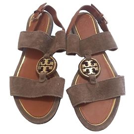 Sandali Tory Burch in camoscio marrone con logo dorato