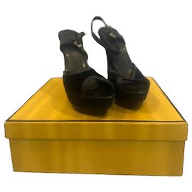 Fendi Keilabsatz Sandalen aus schwarzem Samt