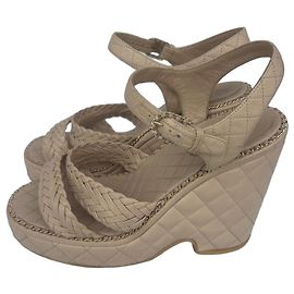 Sandali wedge in pelle beige da donna Chanel