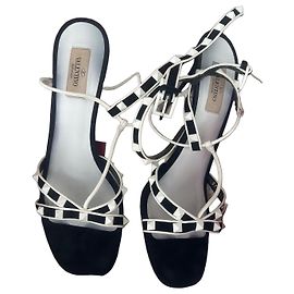 Sandali Valentino Garavani Rockstud in camoscio nero