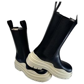 Bottega Veneta Botas Tire Cuero Negro Suela Marfil
