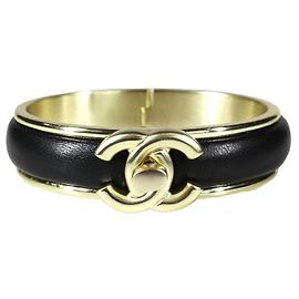 Bracelete cuff Chanel em couro e metal dourado