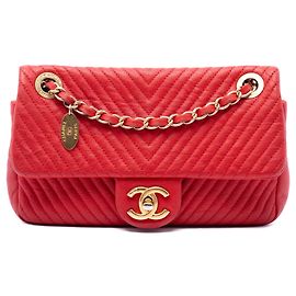 Borsa a tracolla Chanel Small Chevron in vitello grana rossa con ciondolo a medaglione e surpiqûre