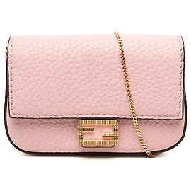 Borsa Crossbody Fendi Nano Baguette Charm in pelle grana rosa