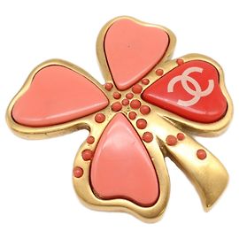 Spilla a quadrifoglio in resina rosa e placcata oro Chanel CC