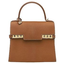 Delvaux Una borsa a tracolla in cui una silhouette architettonica ispirata ai ferri di un veliero e un fermaglio a borchia frontale aggiungono un tocco di eleganza. Realizzata in lussuosa pelle di vitello Crispy, essa
