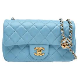 Una borsa a patta caratterizzata dal design matelassé firmato Chanel e una tracolla Golden Ball. L'ornamento Golden Ball posto sulla tracolla può essere regolato per uno styling di lunghezza flessibile, dalla spalla al crossbody, e