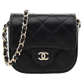 L'iconica trapuntatura a diamante si armonizza con un ornamento logo in metallo per offrire l'eleganza distintamente sofisticata di Chanel. Il materiale in pelle premium altamente resistente si armonizza con la tracolla a catena per