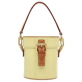 Louis Vuitton Un motivo Monogram tridimensionale crea un punto vivace e una sicura chiusura a zip permette di riporre gli oggetti con ordine. Dallo stile tote utilizzando il manico superiore allo stile crossbody.