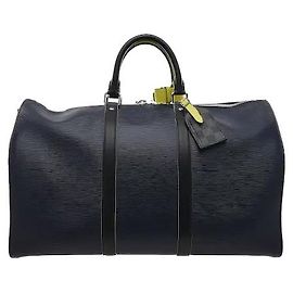 Louis Vuitton Un prodotto che armonizza la pelle Epi e i dettagli Damier Graphite in una silhouette classica Keepall di dimensioni generose. La pelle Epi, con la sua distintiva grana tridimensionale, conferisce un aspetto pulito e strutturato