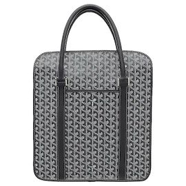 Ein Produkt, das sich durch eine strukturierte, vertikal fallende Silhouette und das ikonische Goyardine-Canvas von Goyard auszeichnet. Lederbesatz und ein runder Tragegriff verleihen ihm eine ordentliche Form, ergänzt durch einen Doppelreißverschluss
